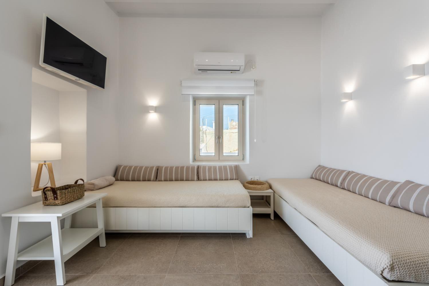 Anemi Suites Adamantas  Zimmer foto